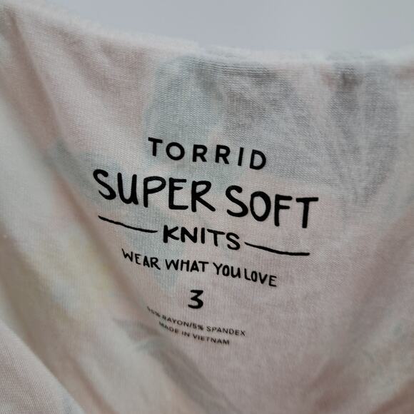 Torrid Top Plus 3X Floral Super Soft Cold Shoulder Ruffle Flutter Sleeve Peach‎ - Picture 8 of 9